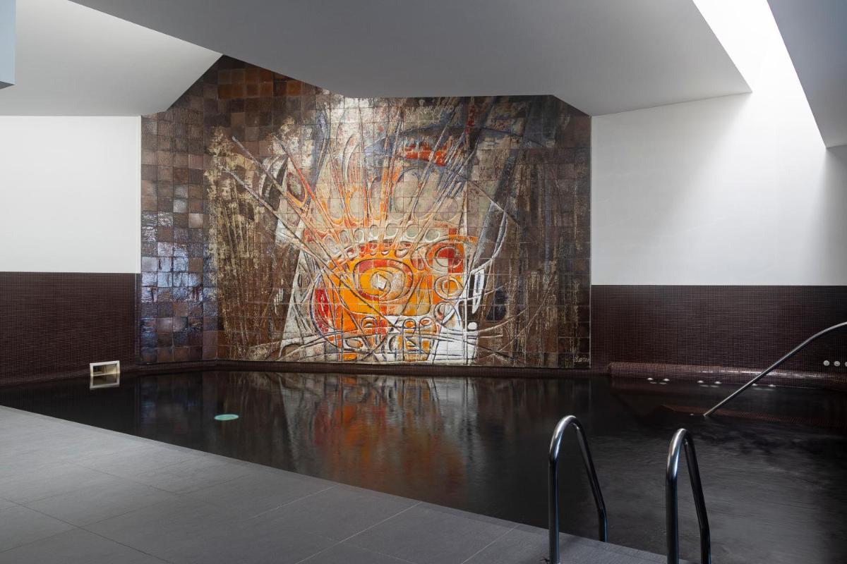 um mural numa parede num quarto com água em Hotel Rali Viana em Viana do Castelo um mural numa parede num quarto com água em Hotel Rali Viana em Viana do Castelo
