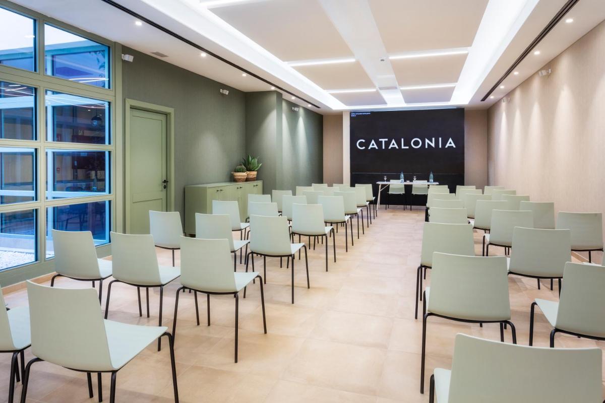 Una sala de conferencias con sillas blancas y una pizarra. en Catalonia Santa Justa, en Sevilla 38 fotos más