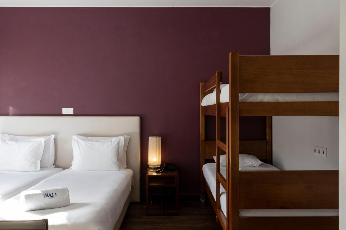 Uma cama ou camas num quarto em Hotel Rali Viana
