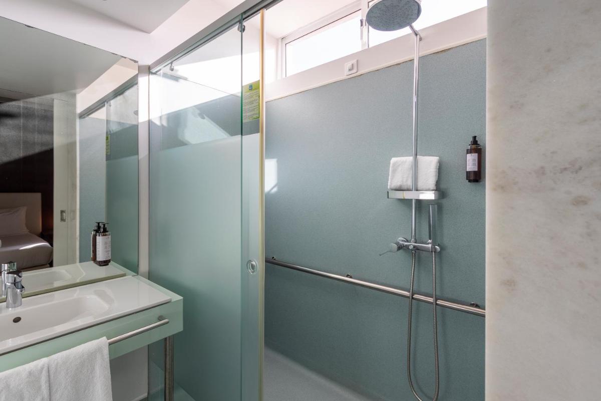 Uma casa de banho em Hotel Rali Viana