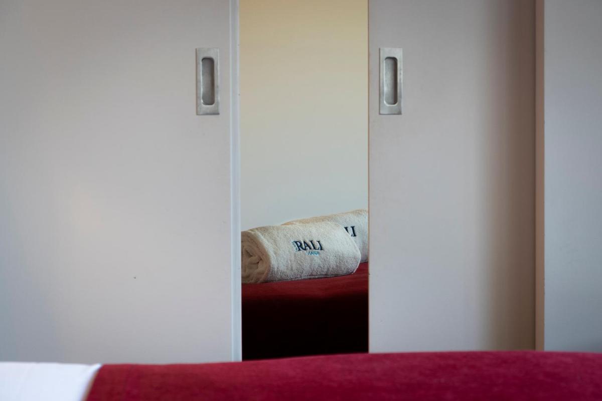 Uma cama ou camas num quarto em Hotel Rali Viana