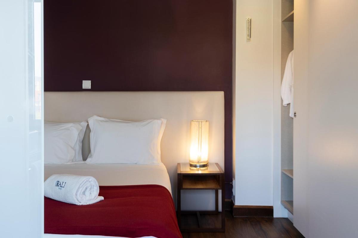 Uma cama ou camas num quarto em Hotel Rali Viana