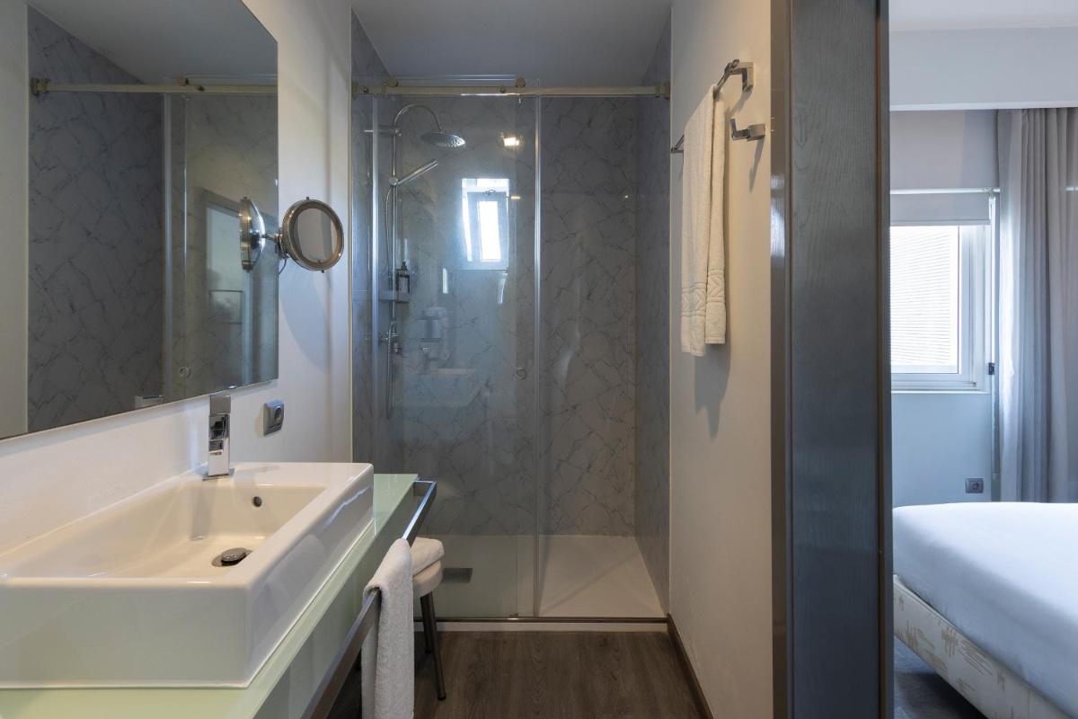 Uma casa de banho em Hotel Rali Viana