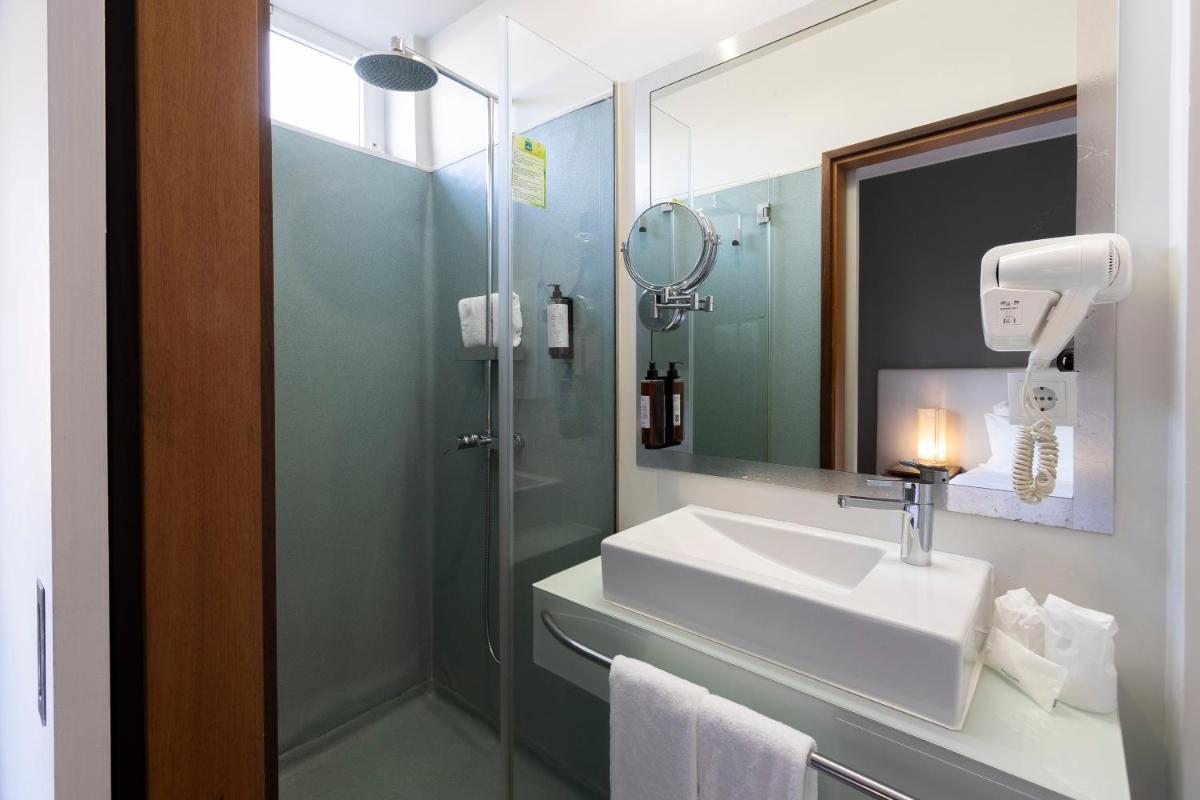 Uma casa de banho em Hotel Rali Viana