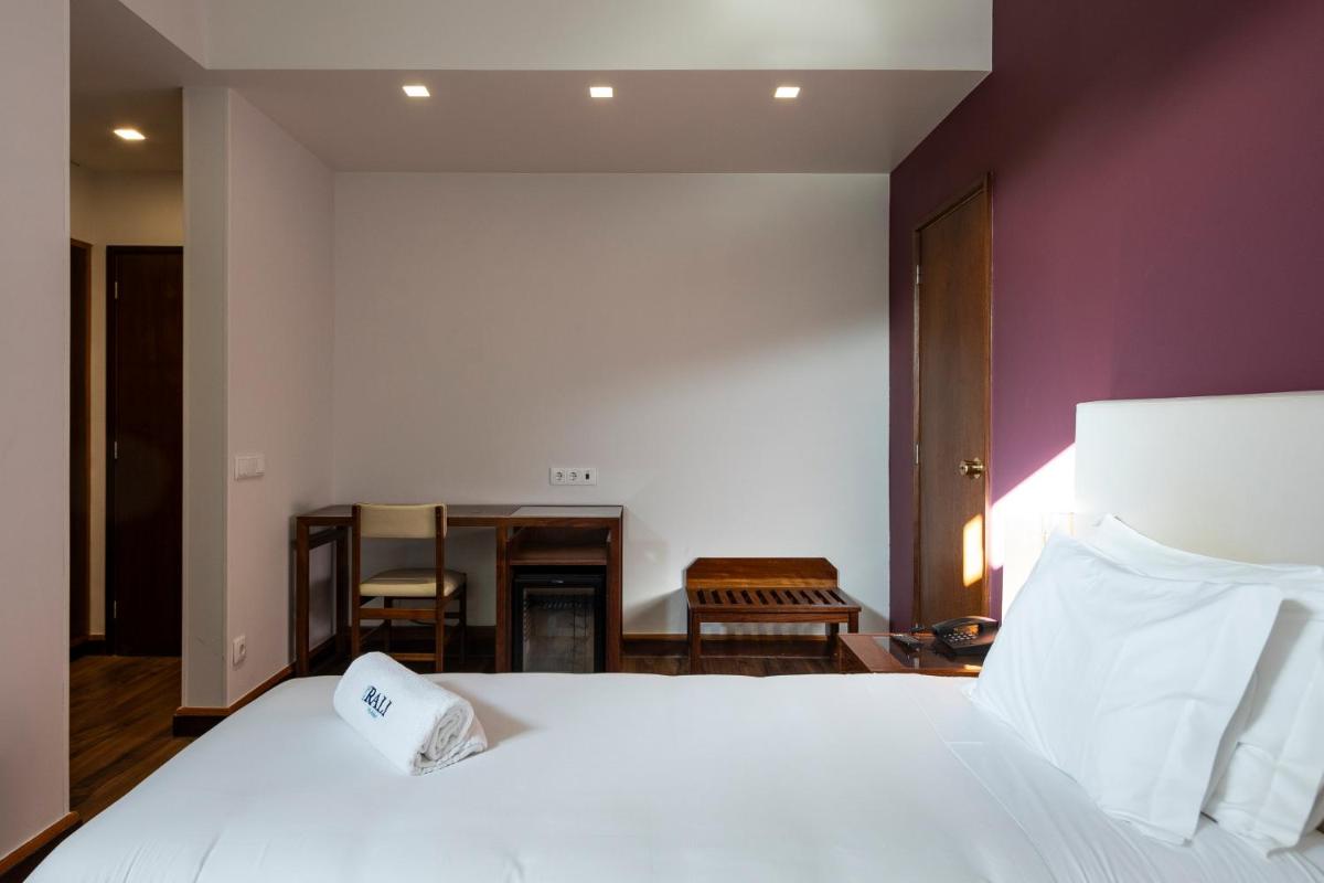 Uma cama ou camas num quarto em Hotel Rali Viana