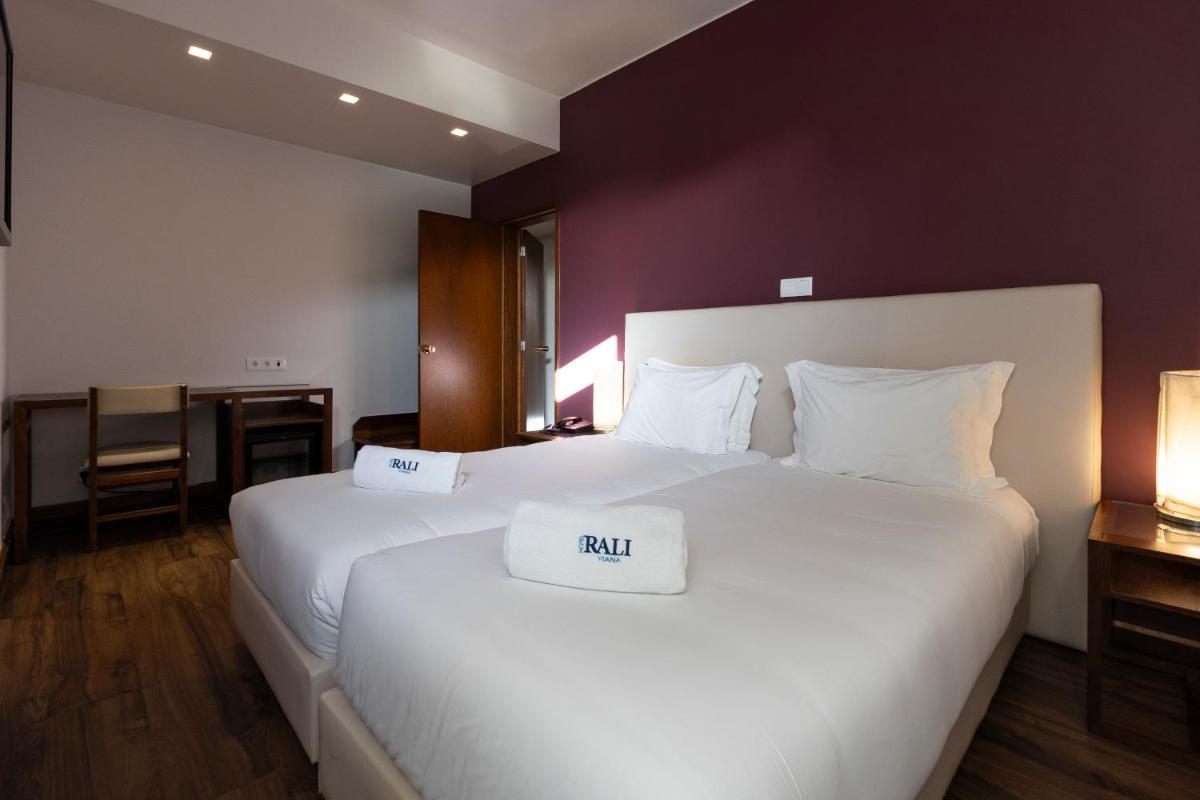 Uma cama ou camas num quarto em Hotel Rali Viana