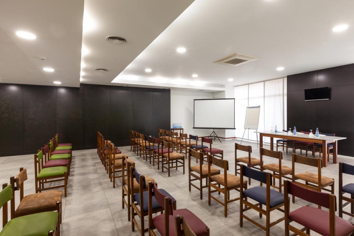 A área empresarial e/ ou a sala de conferências de Hotel Rali Viana