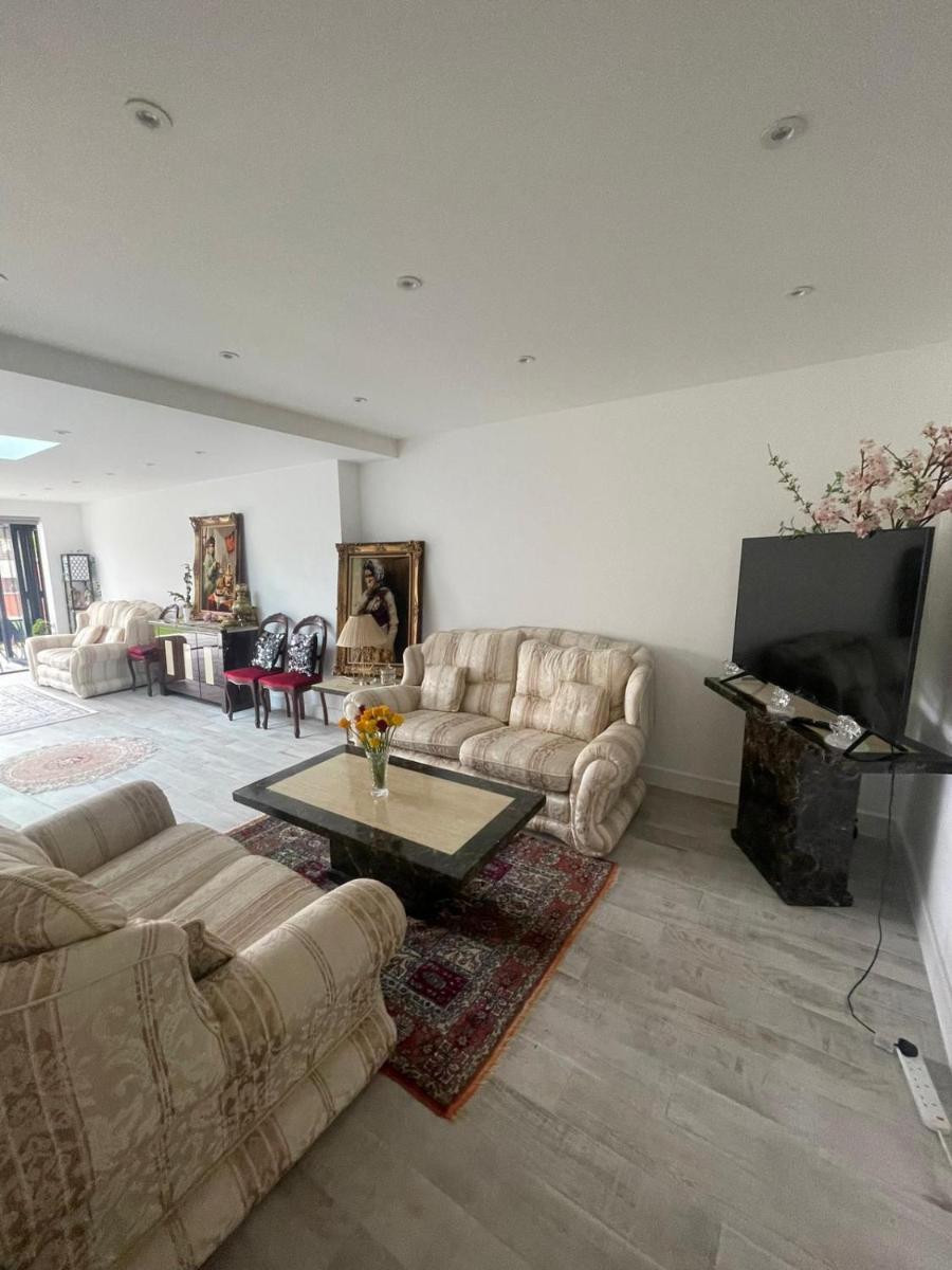 Luxury Home near wembley - Housity