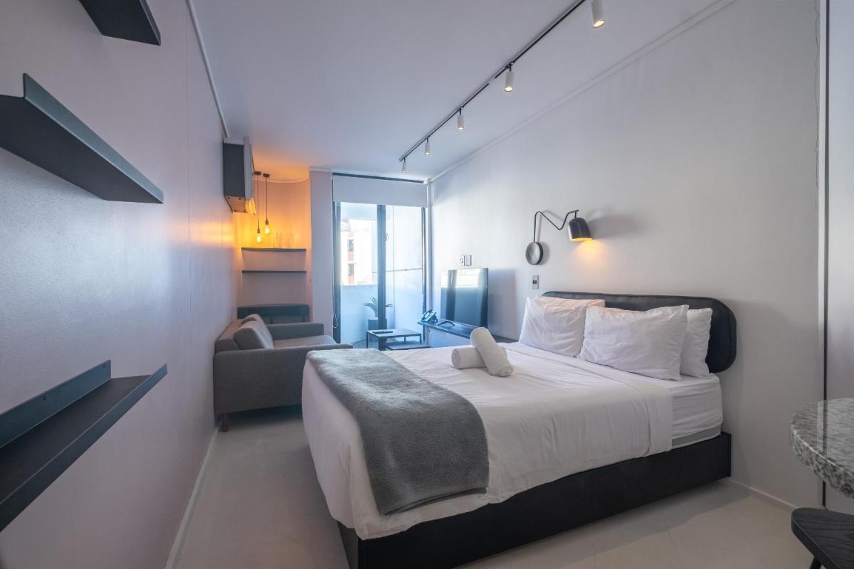 Flamingo 104: Modern Studio Unit with Balcony - Housity