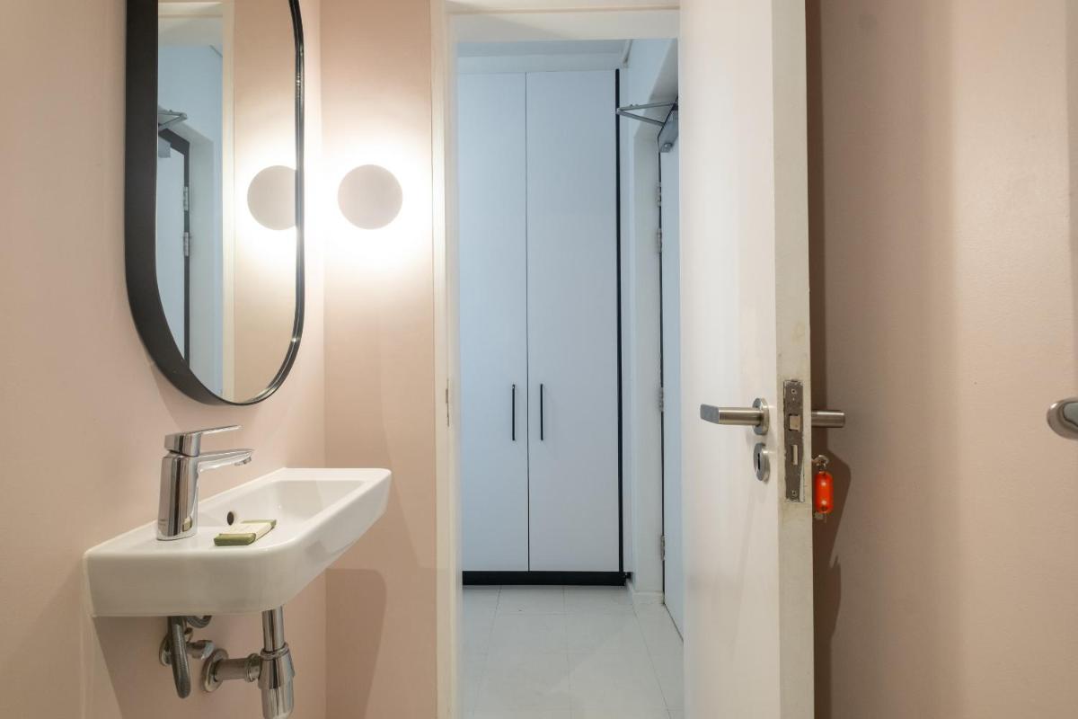 Flamingo 104: Modern Studio Unit with Balcony - Housity