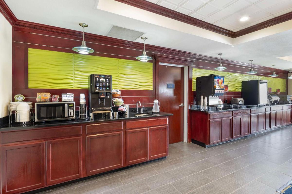 Best Western Plus Pratt - Housity