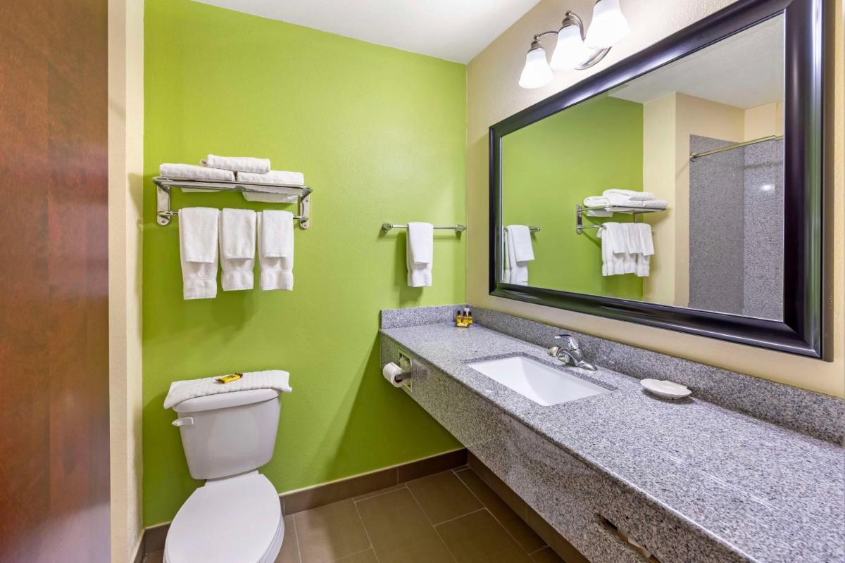 Best Western Plus Pratt - Housity