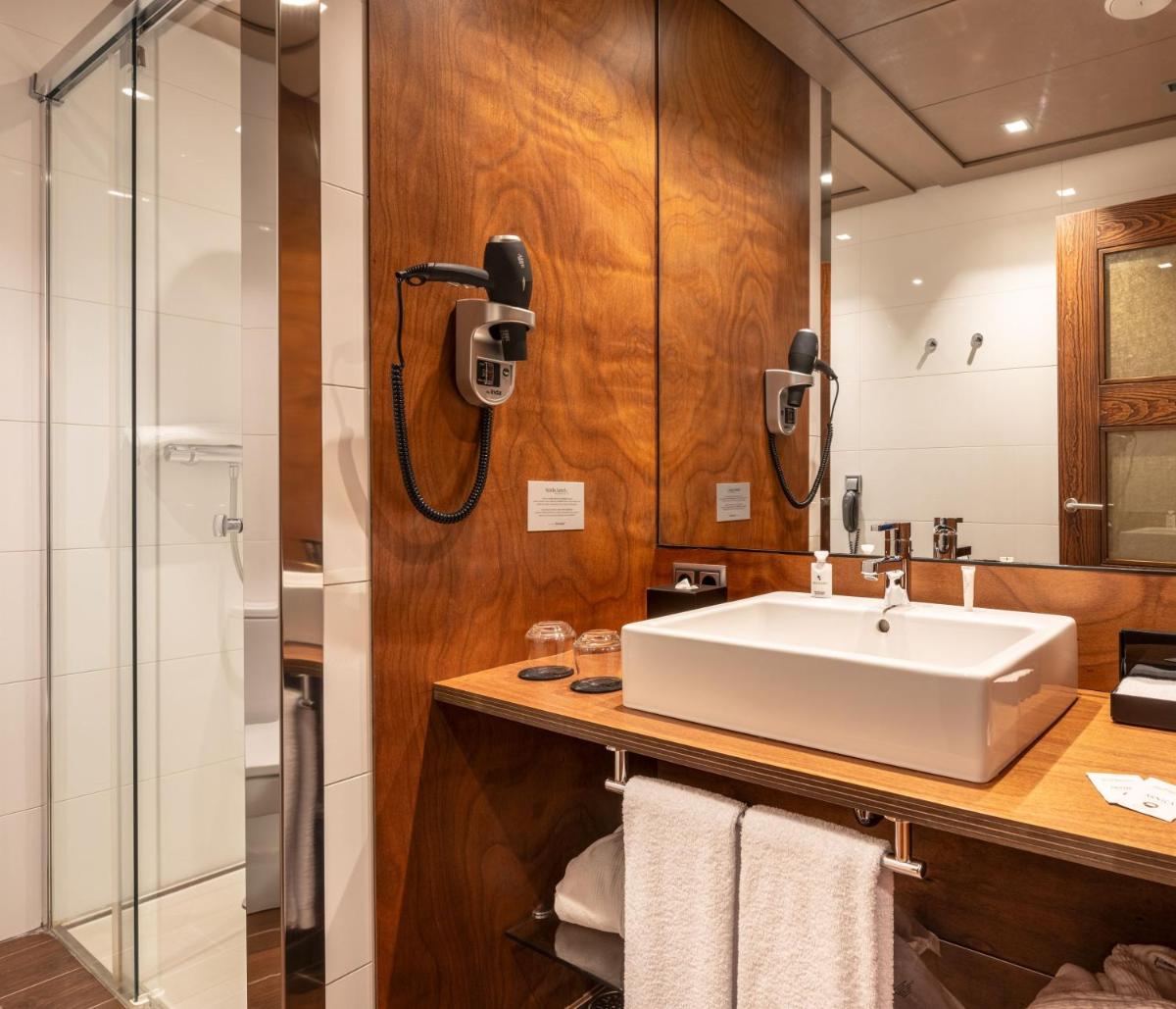 Un baño de Hotel Val de Neu G.L.