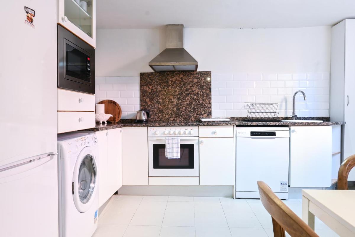 For You Rentals Alfonso XIII Apartment temporal AXIII83 - Housity