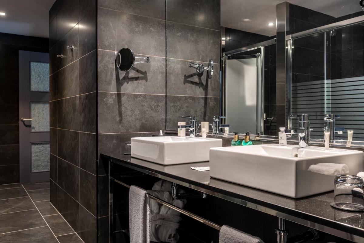 Un baño de Hotel Val de Neu G.L.