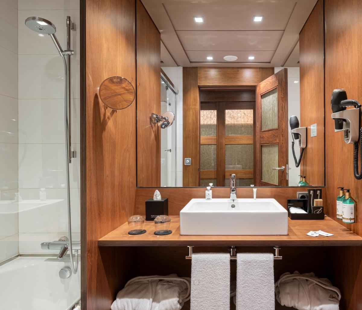 Un baño de Hotel Val de Neu G.L.