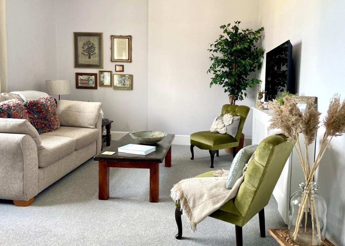 Perfectly Coastal - Central Apartment with Castle Views and minutes to Old Town - Housity