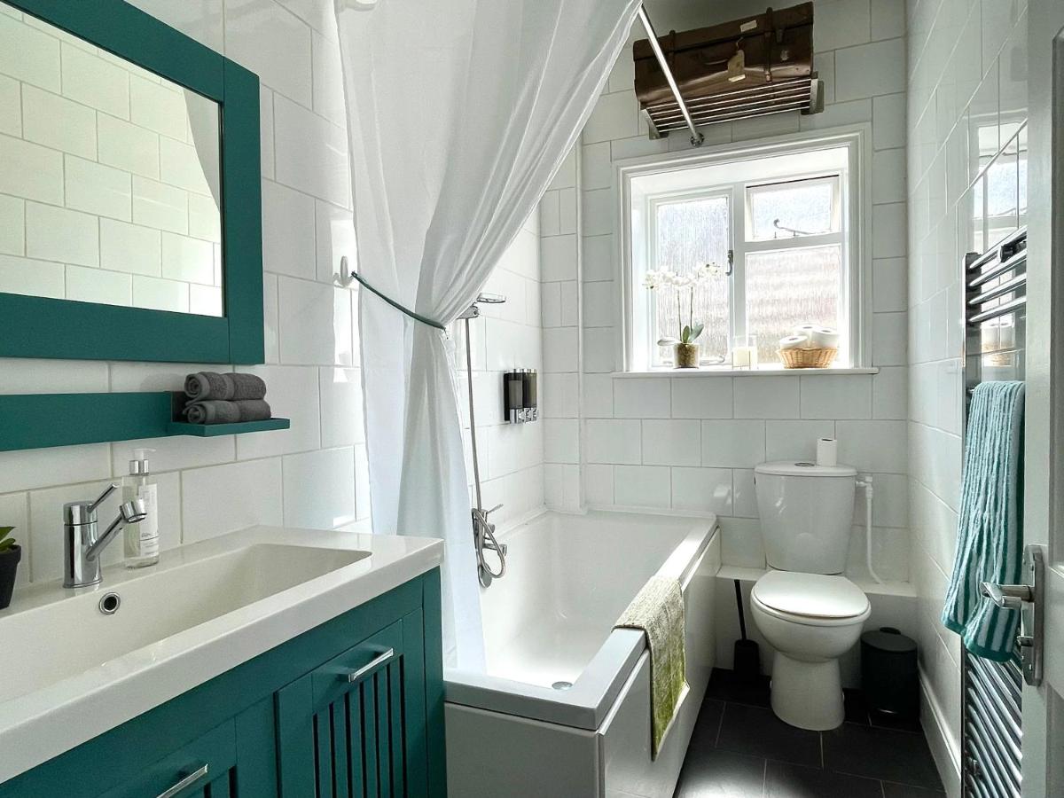 Perfectly Coastal - Central Apartment with Castle Views and minutes to Old Town - Housity