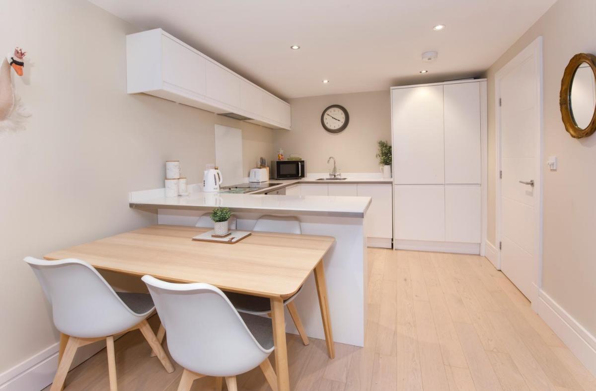 Compton Lodge Luxury apartment-Free Parking - Housity