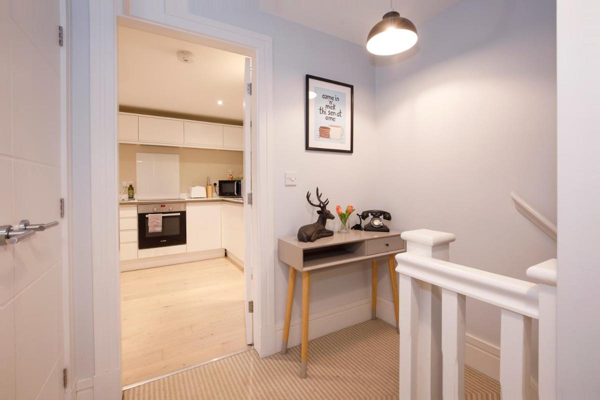Compton Lodge Luxury apartment-Free Parking - Housity