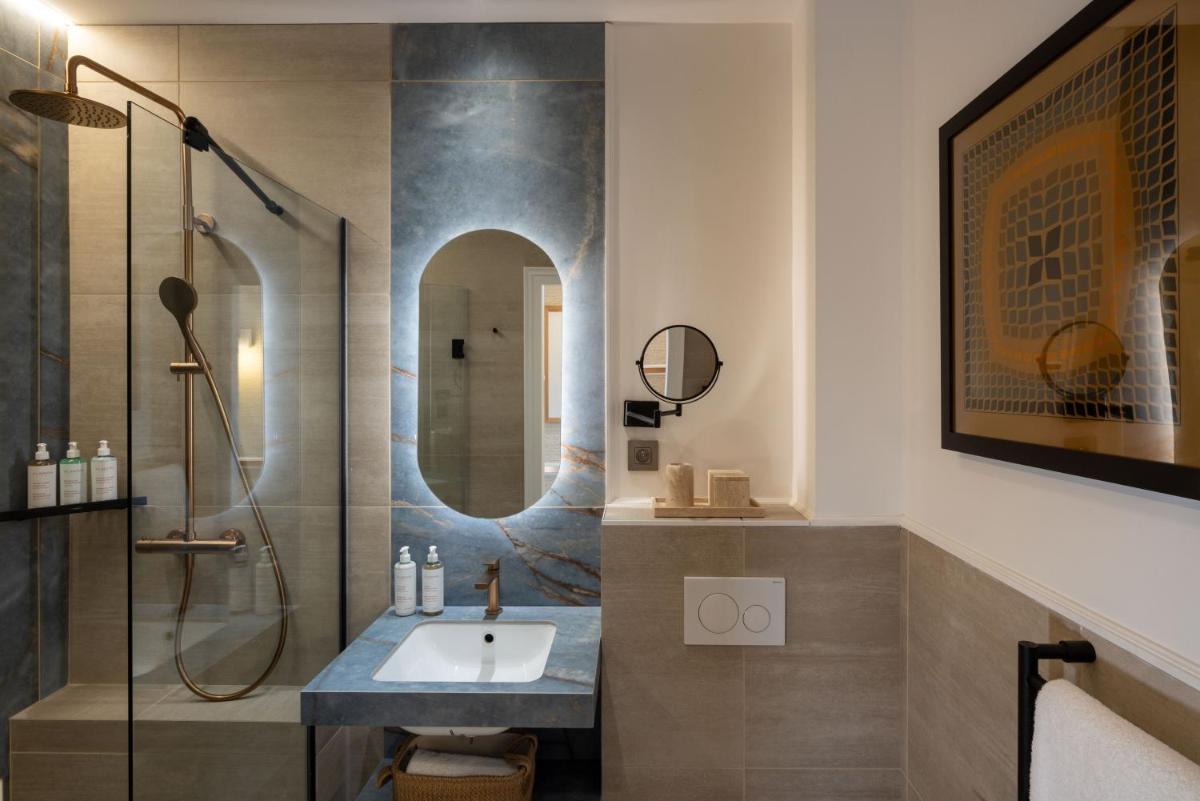 une salle de bain avec un lavabo et une douche dans l'établissement Madame Drouot & Spa - Opera, à Paris 79 autres photos
