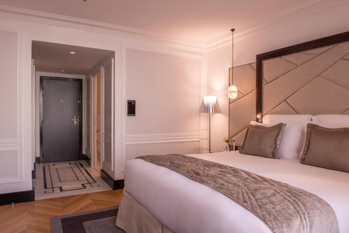 Un ou plusieurs lits dans un hébergement de l'établissement L'Hôtel du Collectionneur Paris
