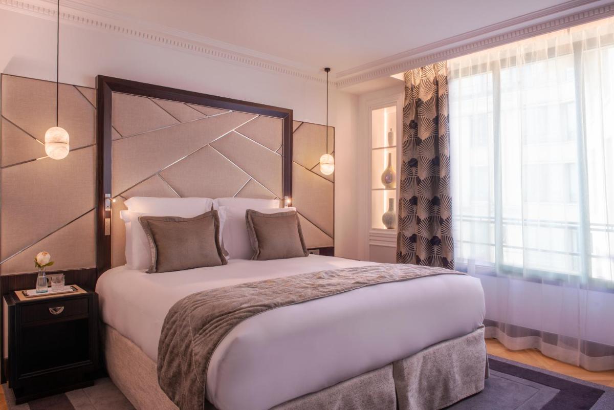 Un ou plusieurs lits dans un hébergement de l'établissement L'Hôtel du Collectionneur Paris