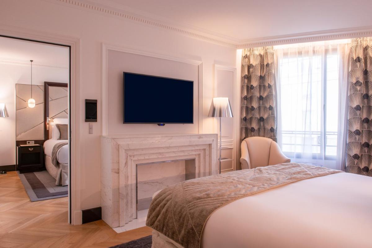 Un ou plusieurs lits dans un hébergement de l'établissement L'Hôtel du Collectionneur Paris