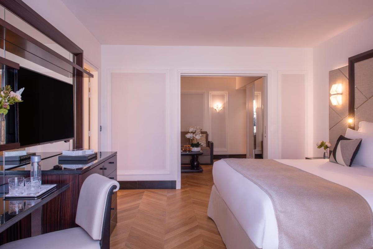 Un ou plusieurs lits dans un hébergement de l'établissement L'Hôtel du Collectionneur Paris