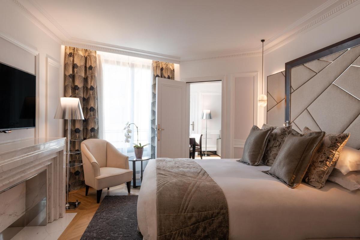 Un ou plusieurs lits dans un hébergement de l'établissement L'Hôtel du Collectionneur Paris