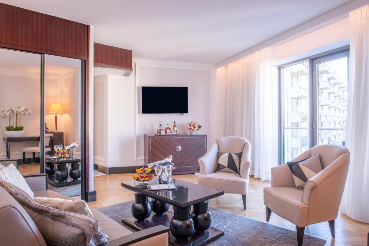 Télévision ou salle de divertissement dans l'établissement L'Hôtel du Collectionneur Paris