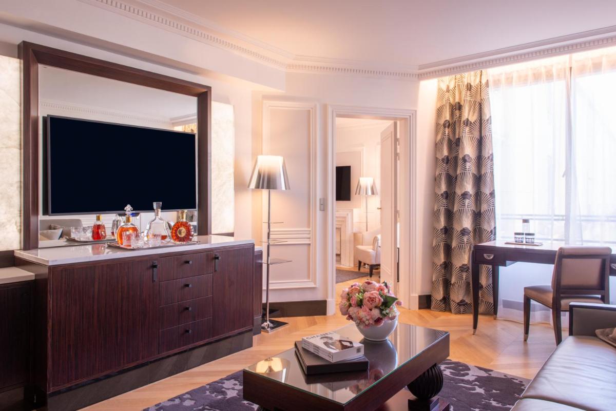 Télévision ou salle de divertissement dans l'établissement L'Hôtel du Collectionneur Paris