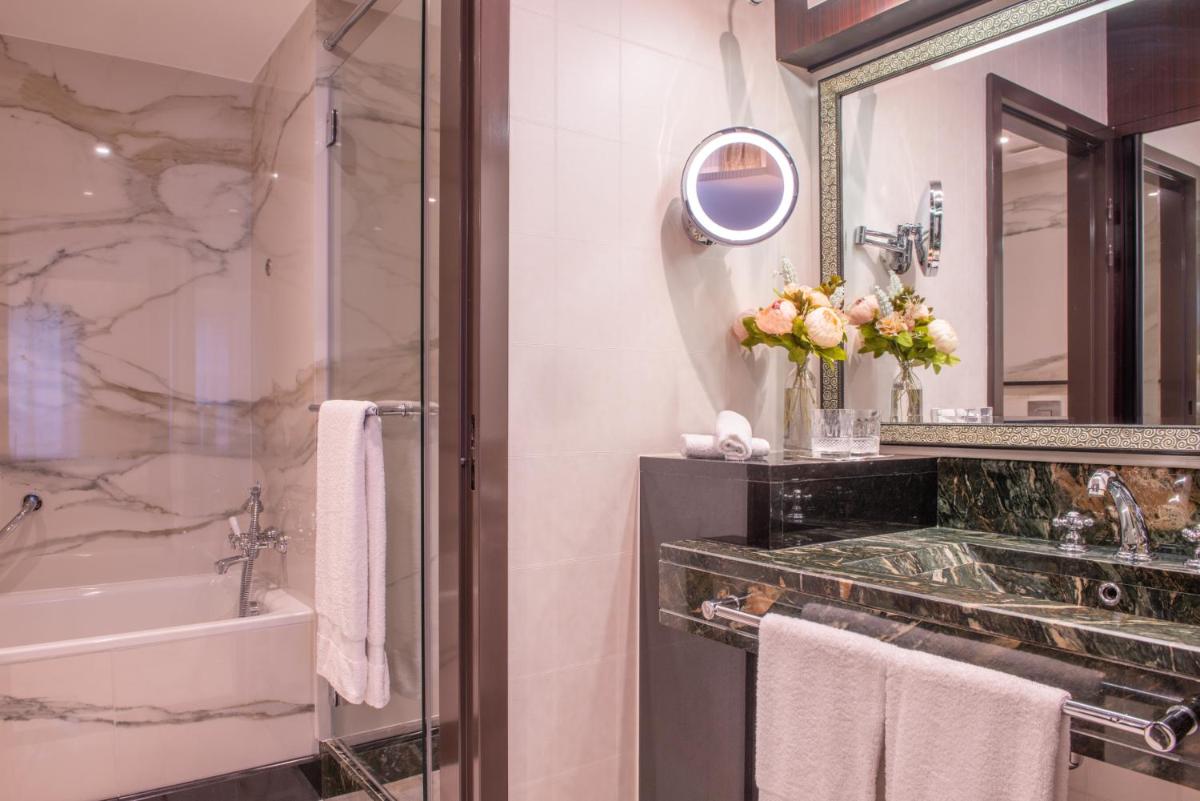Salle de bains dans l'établissement L'Hôtel du Collectionneur Paris