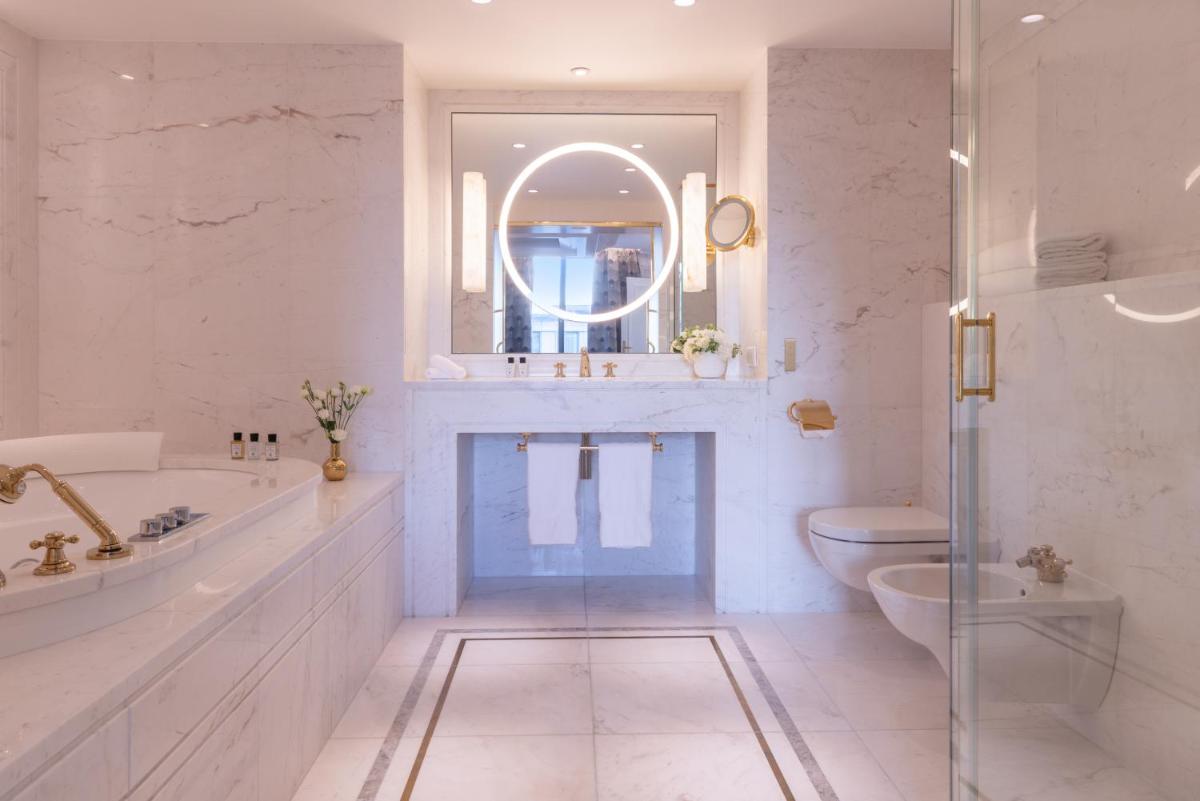 Salle de bains dans l'établissement L'Hôtel du Collectionneur Paris