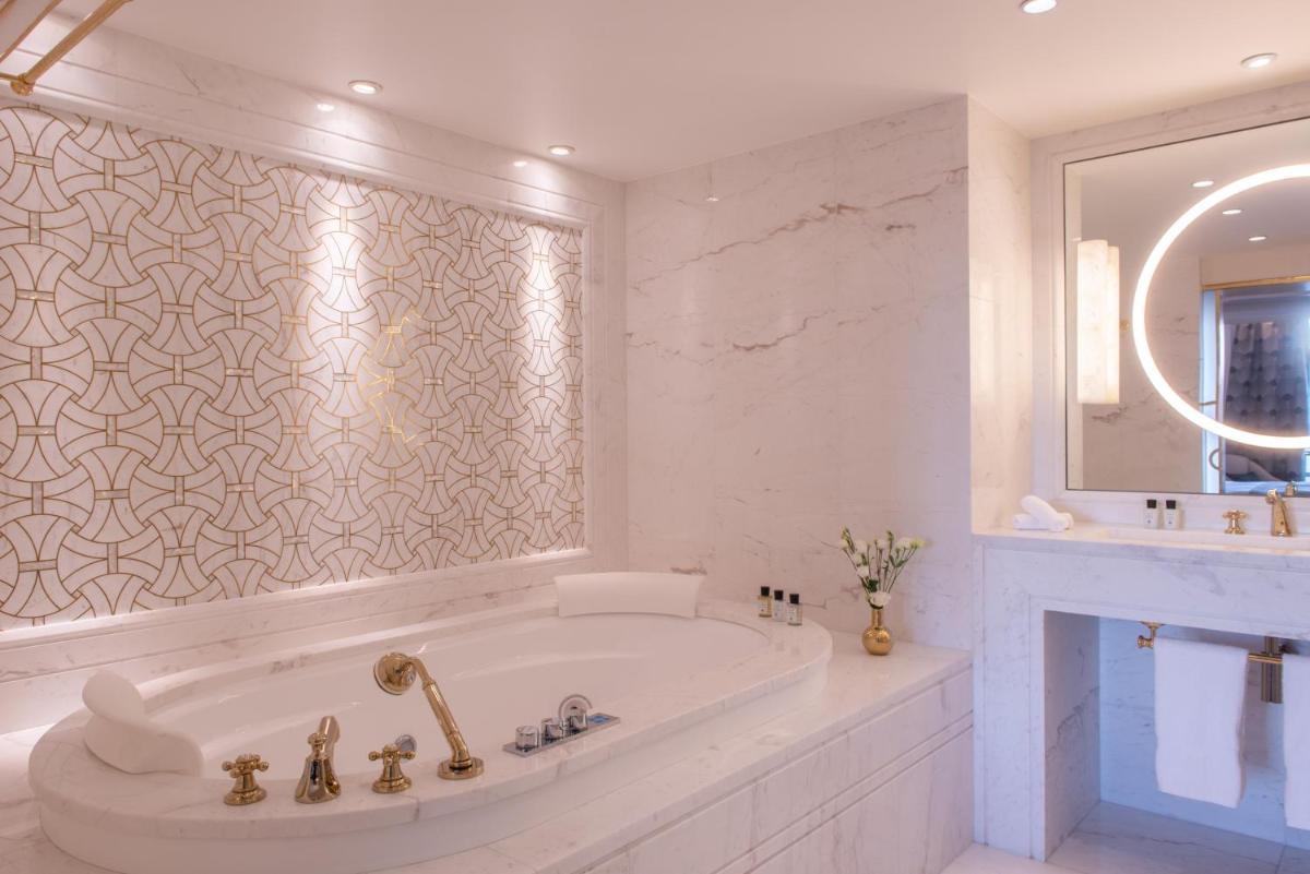 Salle de bains dans l'établissement L'Hôtel du Collectionneur Paris