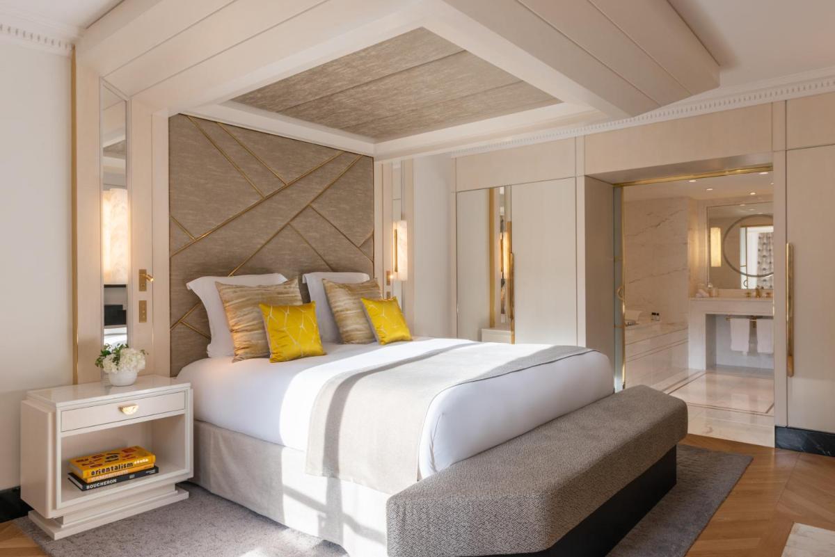 - une chambre avec un grand lit blanc et des oreillers jaunes dans l'établissement L'Hôtel du Collectionneur Paris, à Paris 37 autres photos