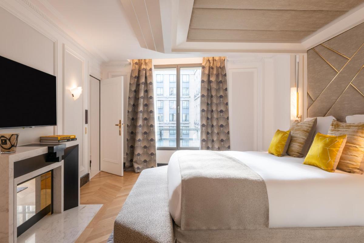 Un ou plusieurs lits dans un hébergement de l'établissement L'Hôtel du Collectionneur Paris