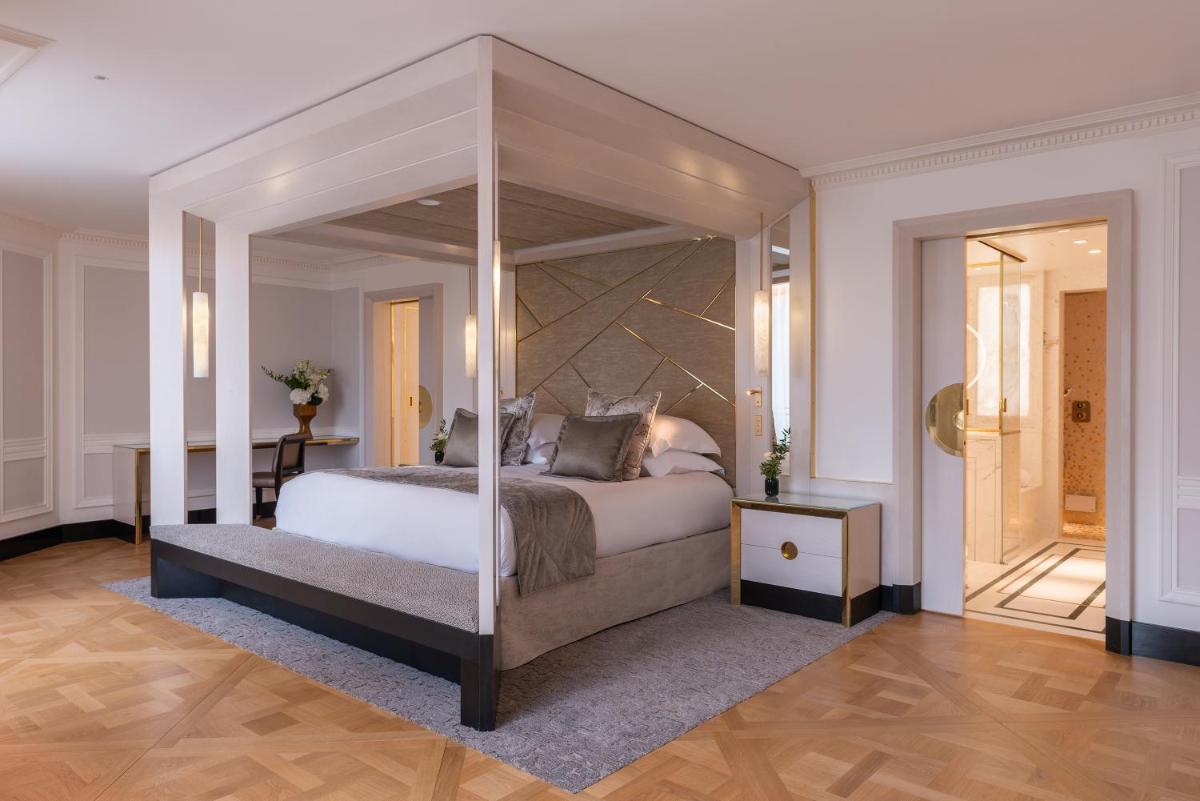 Un ou plusieurs lits dans un hébergement de l'établissement L'Hôtel du Collectionneur Paris