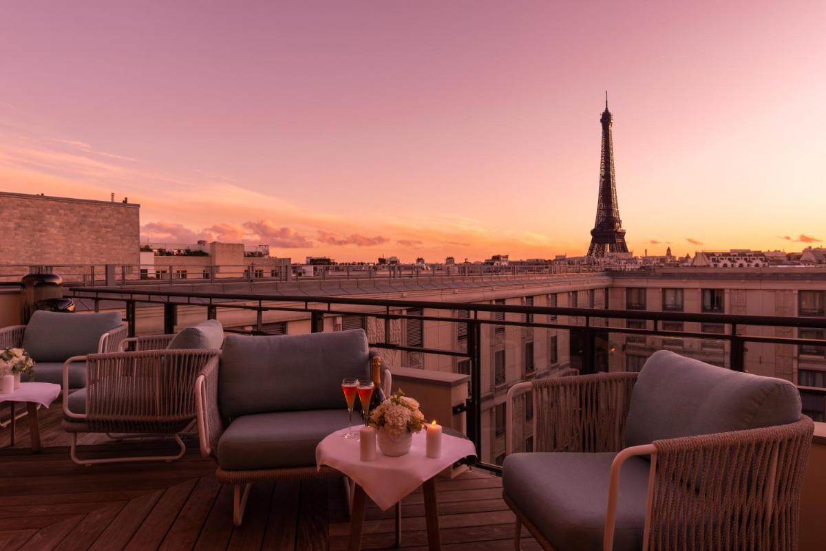 Cette chambre offre une vue sur la tour Eiffel. dans l'établissement L'Hôtel du Collectionneur Paris, à Paris