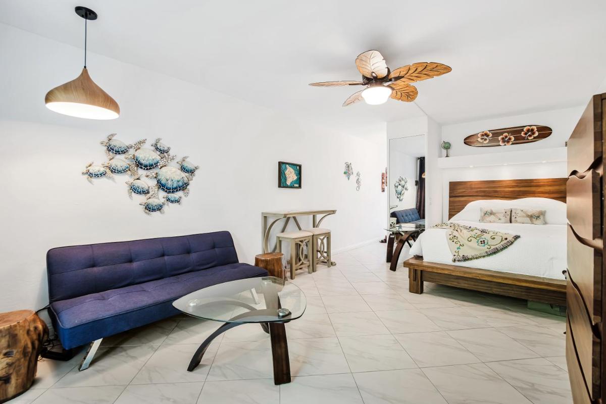 DOWNTOWN Hawaiian Theme Condo with Hot Tub, Pool & Beach - Kona Islander Inn - Housity