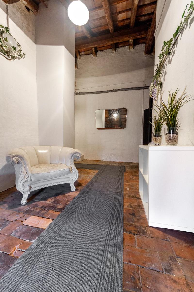 Attic Floor Venice Apartment - Housity