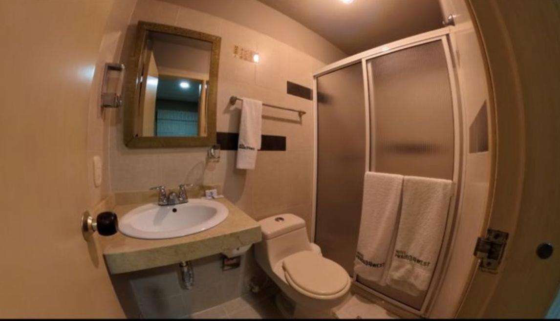 Hotel Prado 34 West - Housity