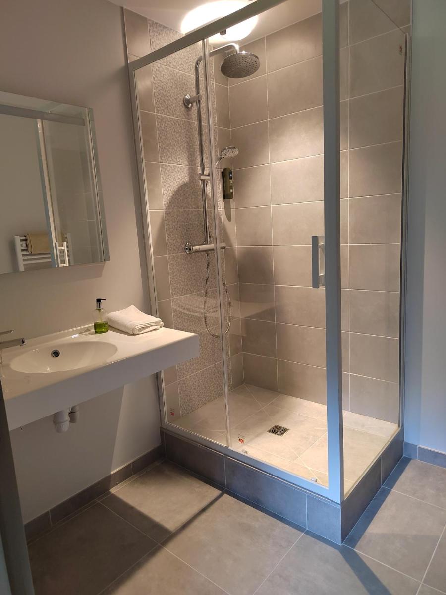 Salle de bains dans l'établissement Logis Relais Saint Michel