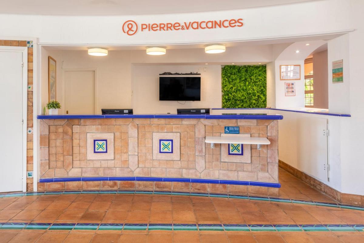 un hall d'entrée d'un bureau de traitement préparé avec un comptoir dans l'établissement Hôtel de l'Esterel Pierre & Vacances, à Agay 44 autres photos