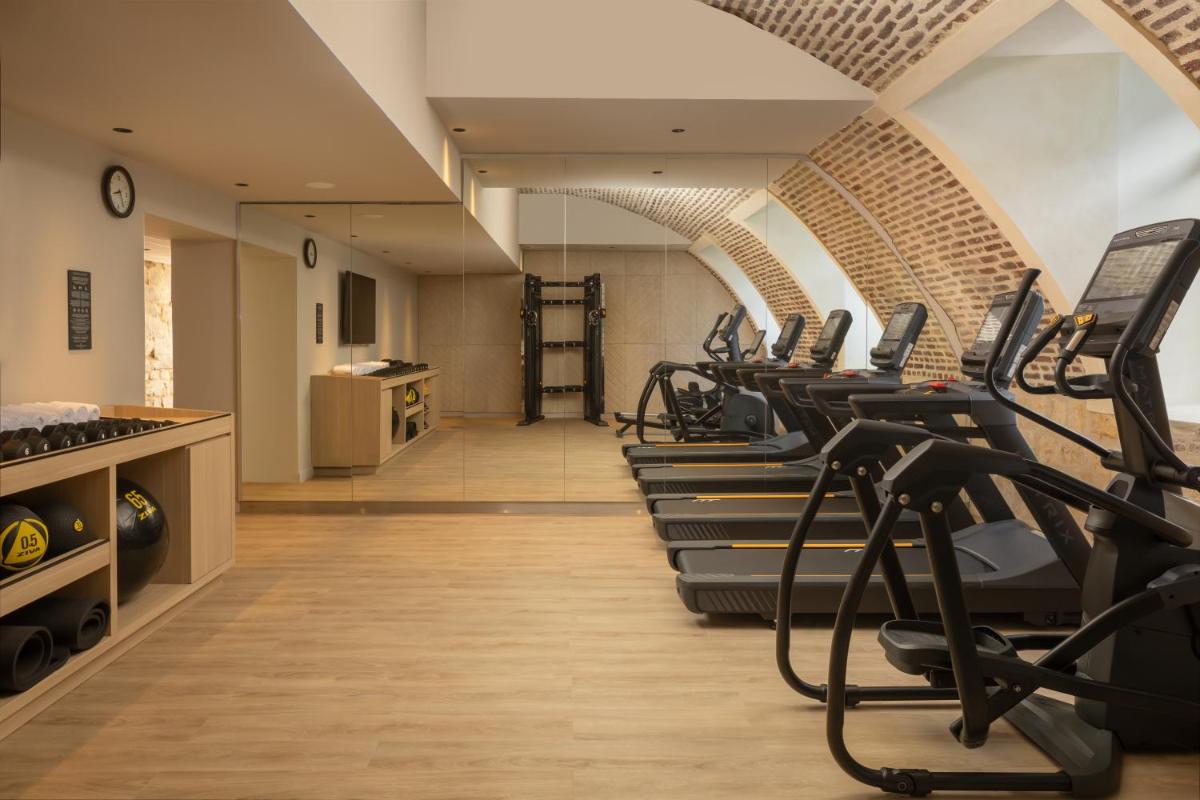 une rangée de vélos d'exercice dans une salle de fitness dans l'établissement Hyatt Place Rouen, à Rouen 39 autres photos