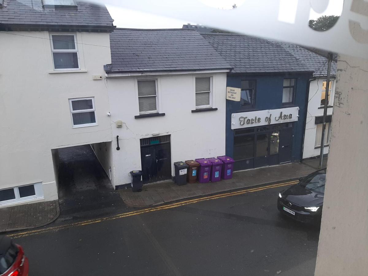 Cozy Newport stay near train station Wales - Housity