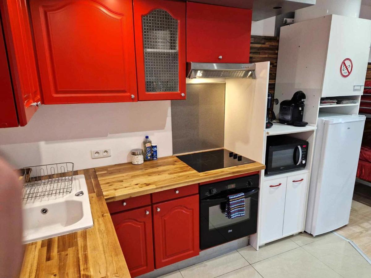 03 - Joli studio traversant situé au rdc avec 2 lits, tout équipé pour 1, 2 ou 3 personnes maximum, entrée indépendante donnant sur parking dont une place est réservée devant la porte, grand fourgon possible et petit jardin sur l'arrière comme une maison - Housity