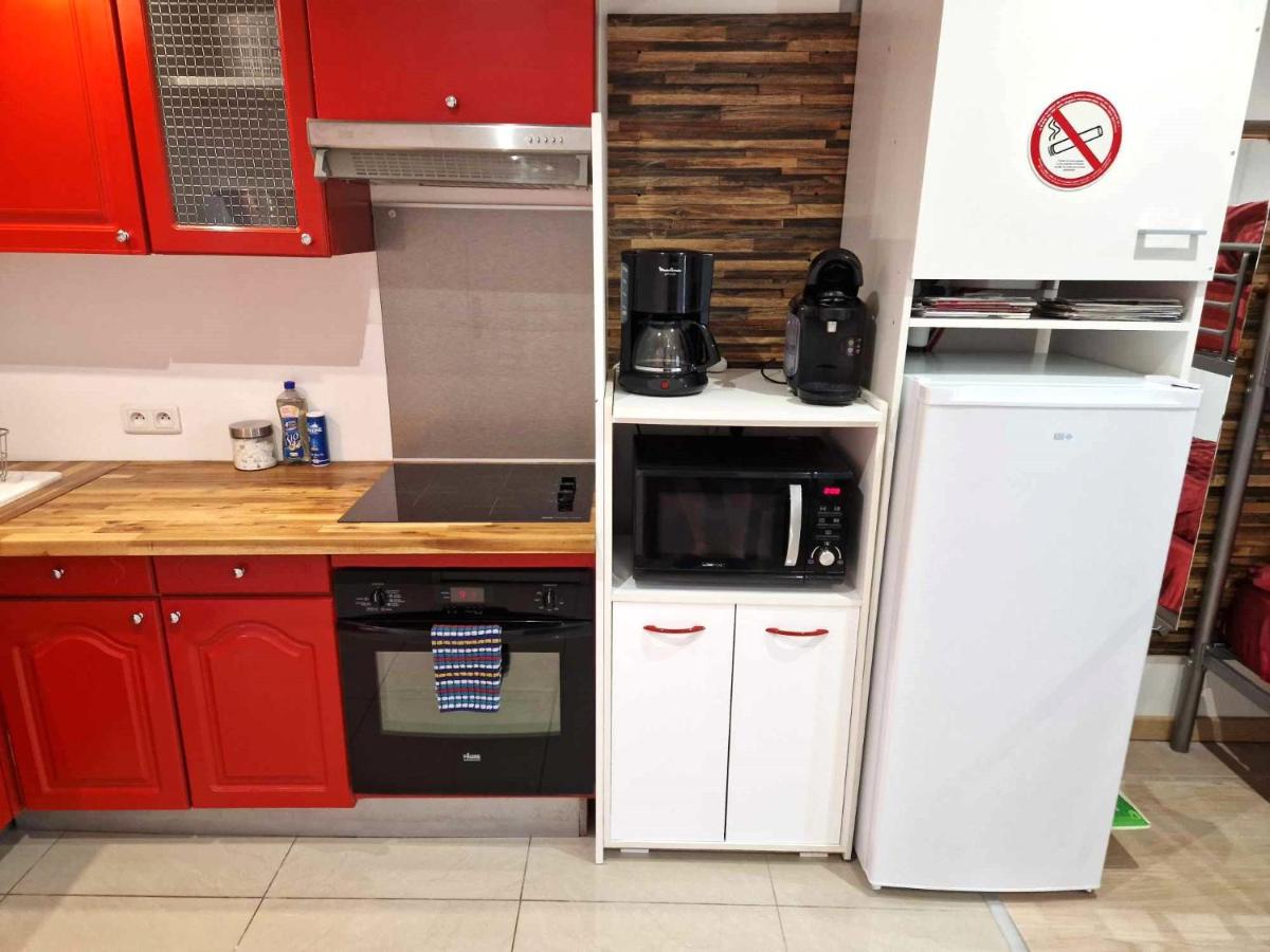 03 - Joli studio traversant situé au rdc avec 2 lits, tout équipé pour 1, 2 ou 3 personnes maximum, entrée indépendante donnant sur parking dont une place est réservée devant la porte, grand fourgon possible et petit jardin sur l'arrière comme une maison - Housity