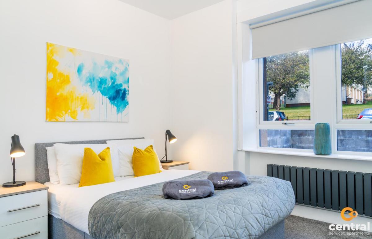 Central Serviced Apartments - 2 Bedroom - FREE Street Parking - WiFi - Smart TVs in All Rooms - Ground Level - Family Neighbourhood - Sleeps 4 - 1 Double Bed - 2 Single Beds - Heating 24-7 - Trade Stays - Weekly & Monthly Offers - Housity