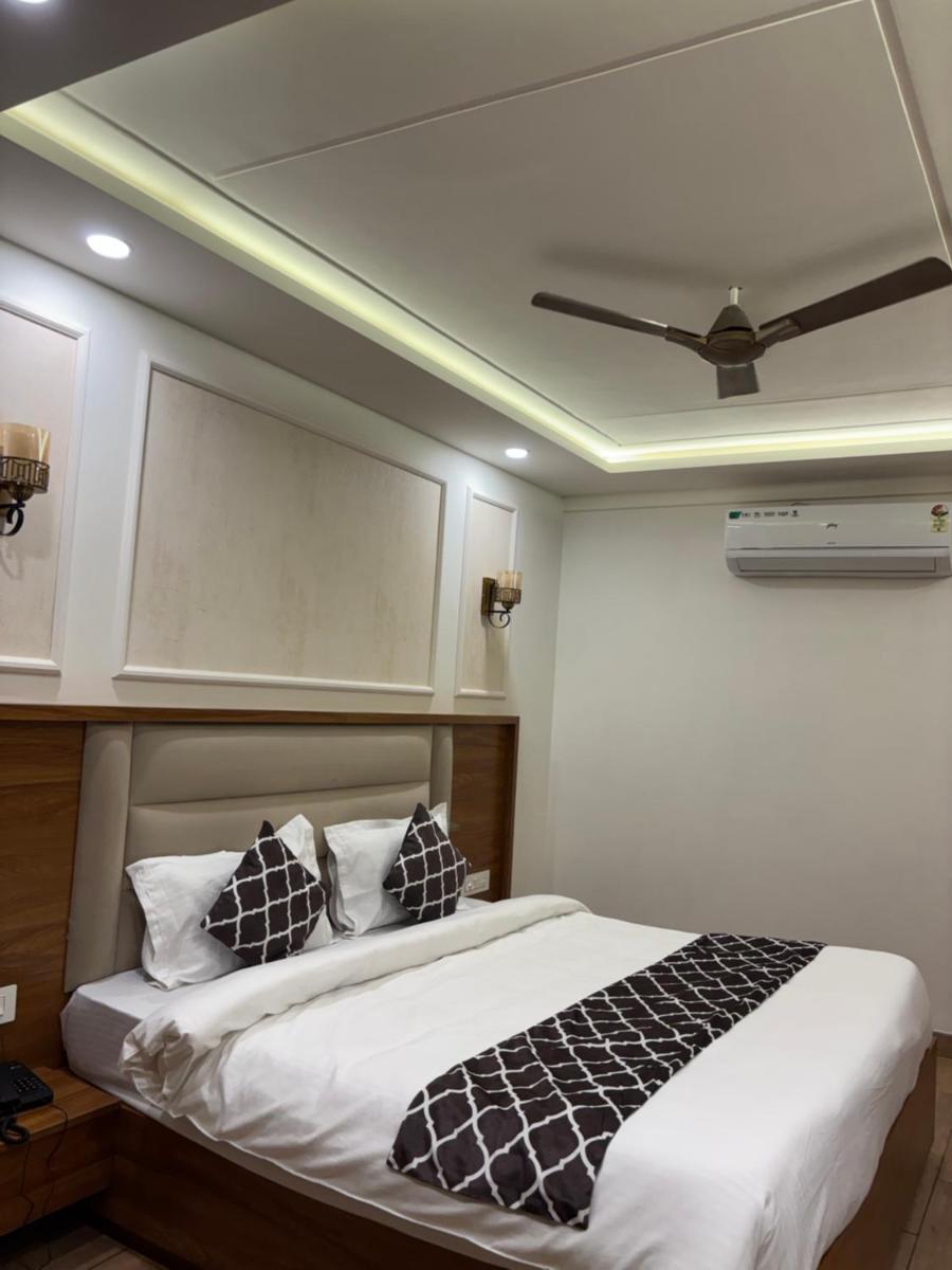Hotel G R Residency GOLDEN TEMPLE JUST 2 mins WALKING DISTANCE FROM HOTEL - Housity